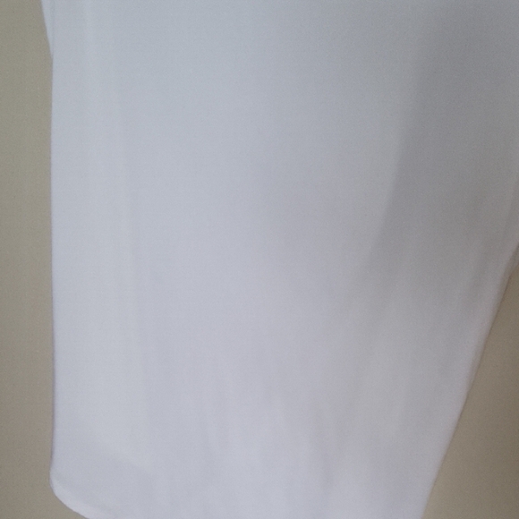 White Tank Top with Scoop Neck and High-Low Hem - Picture 5 of 5